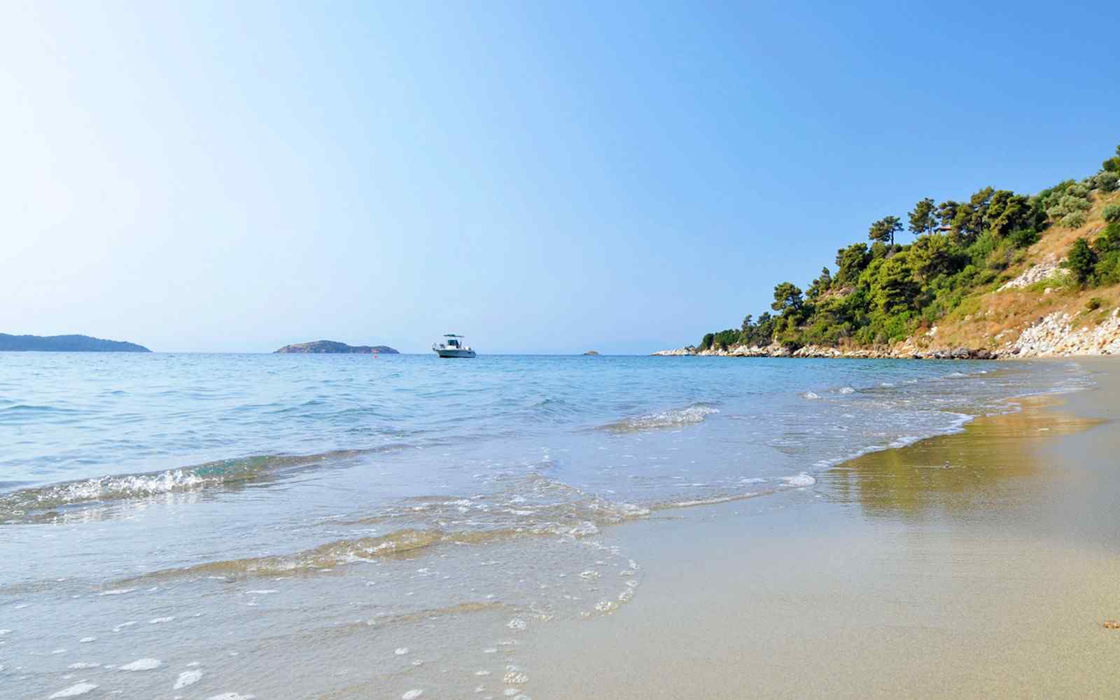 https://www.cristinahotel.com/wp-content/uploads/2016/03/summer-beach-01.jpg