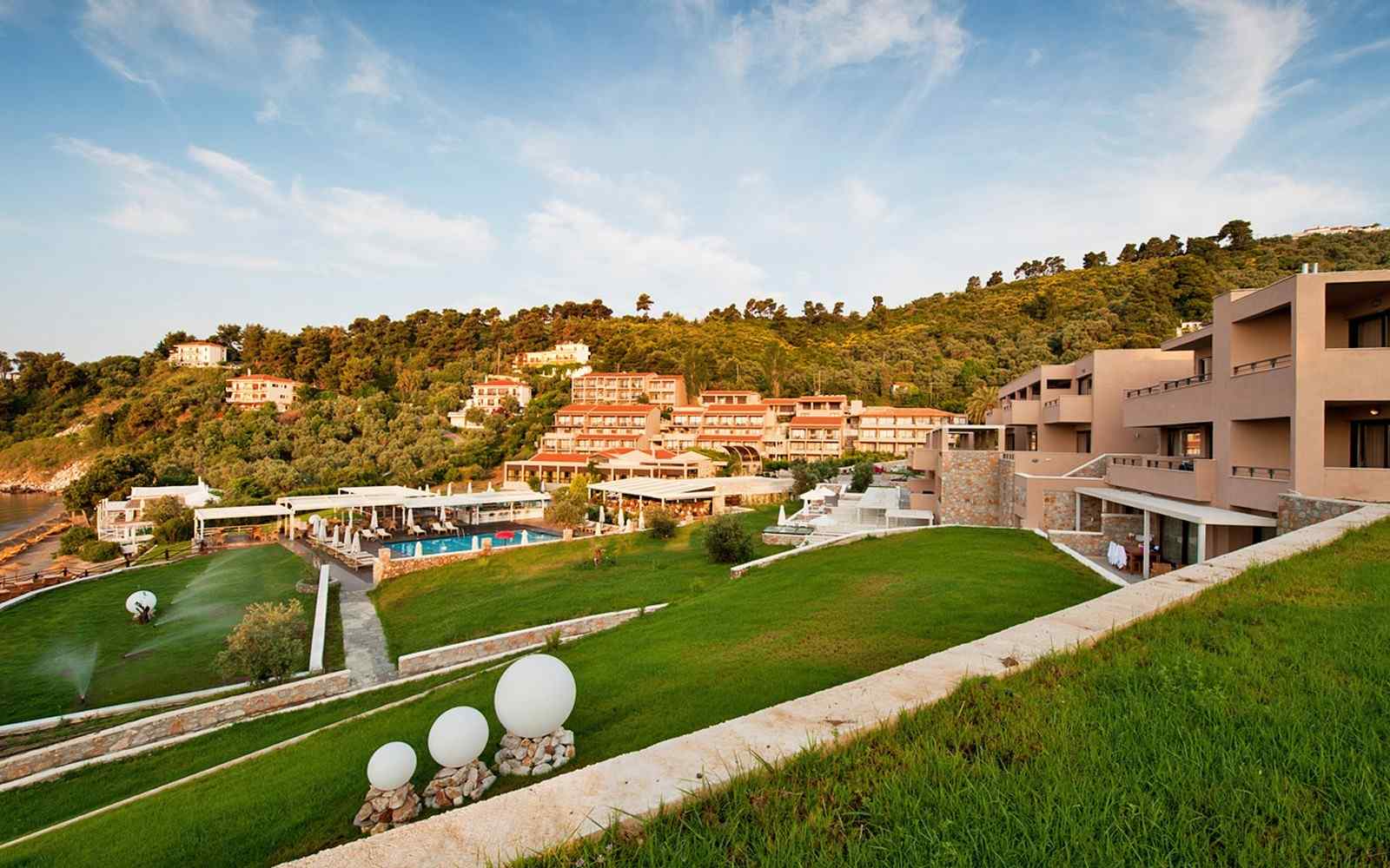 https://www.cristinahotel.com/wp-content/uploads/2016/03/summer-hotel-02.jpg
