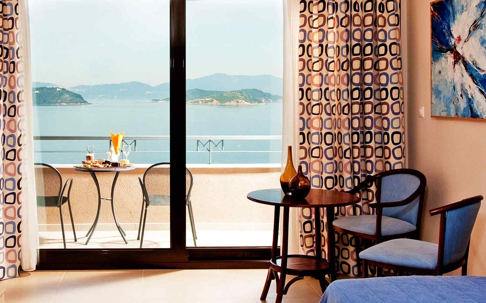 https://www.cristinahotel.com/wp-content/uploads/2016/03/summer-room-05.jpg