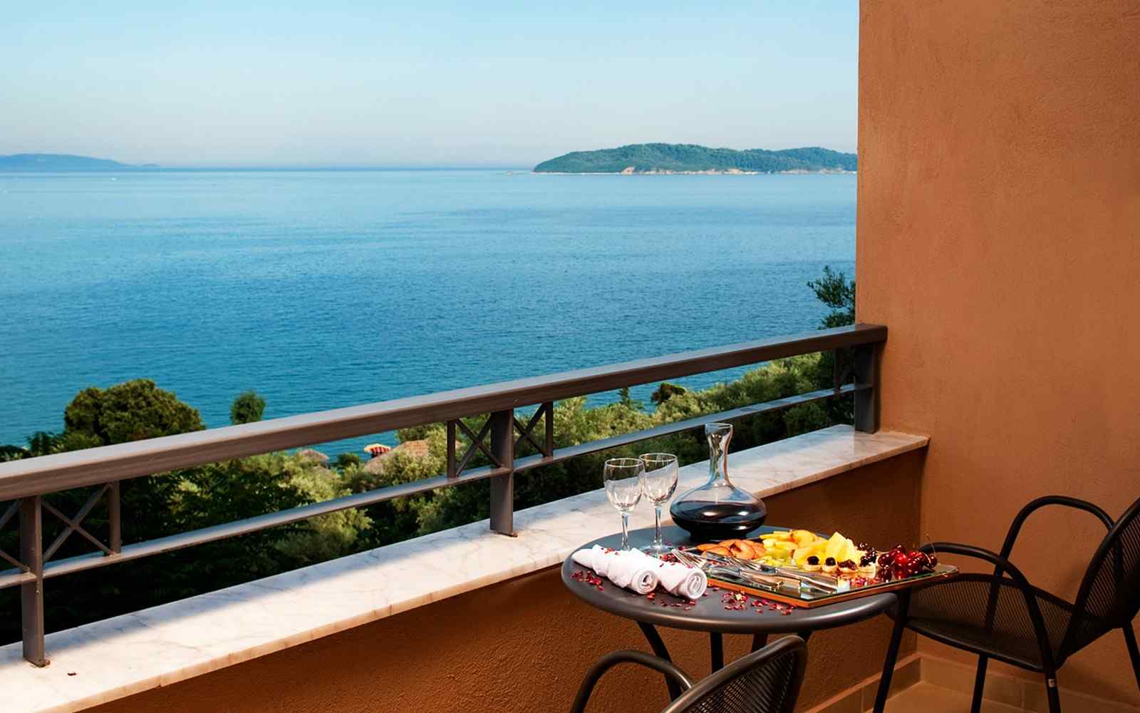 https://www.cristinahotel.com/wp-content/uploads/2016/03/summer-room-16.jpg